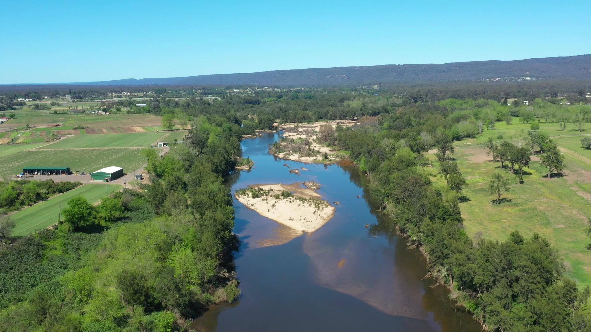 霍克斯伯里河流经奥斯特拉利亚农田的空中飞行视频的预览图