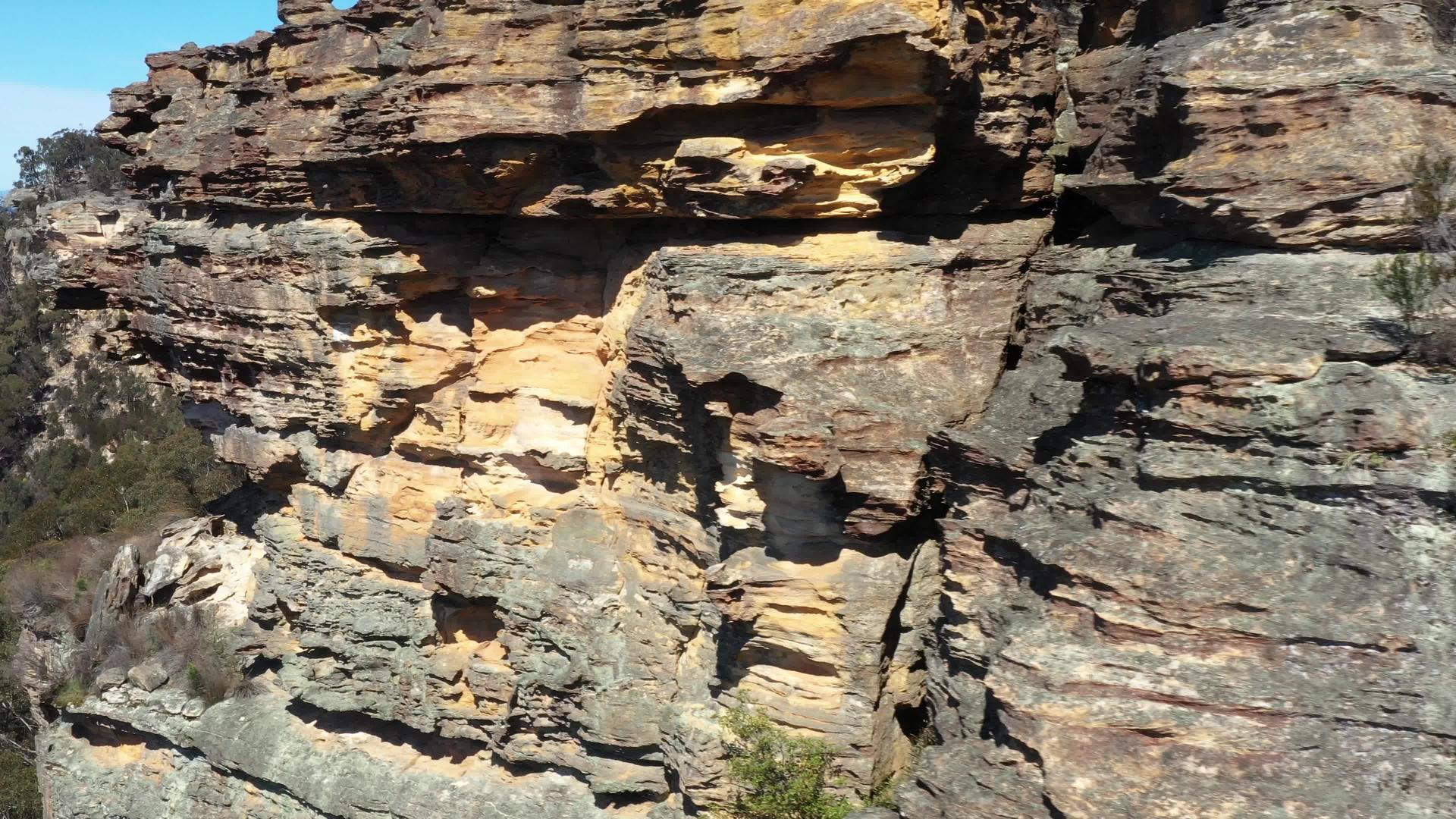 赫桑壁岩在澳大利亚新南部的新地区瓦雷斯上形成视频的预览图