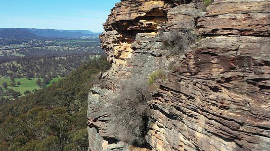 赫桑壁岩在澳大利亚新南部的新地区瓦雷斯上形成视频的预览图
