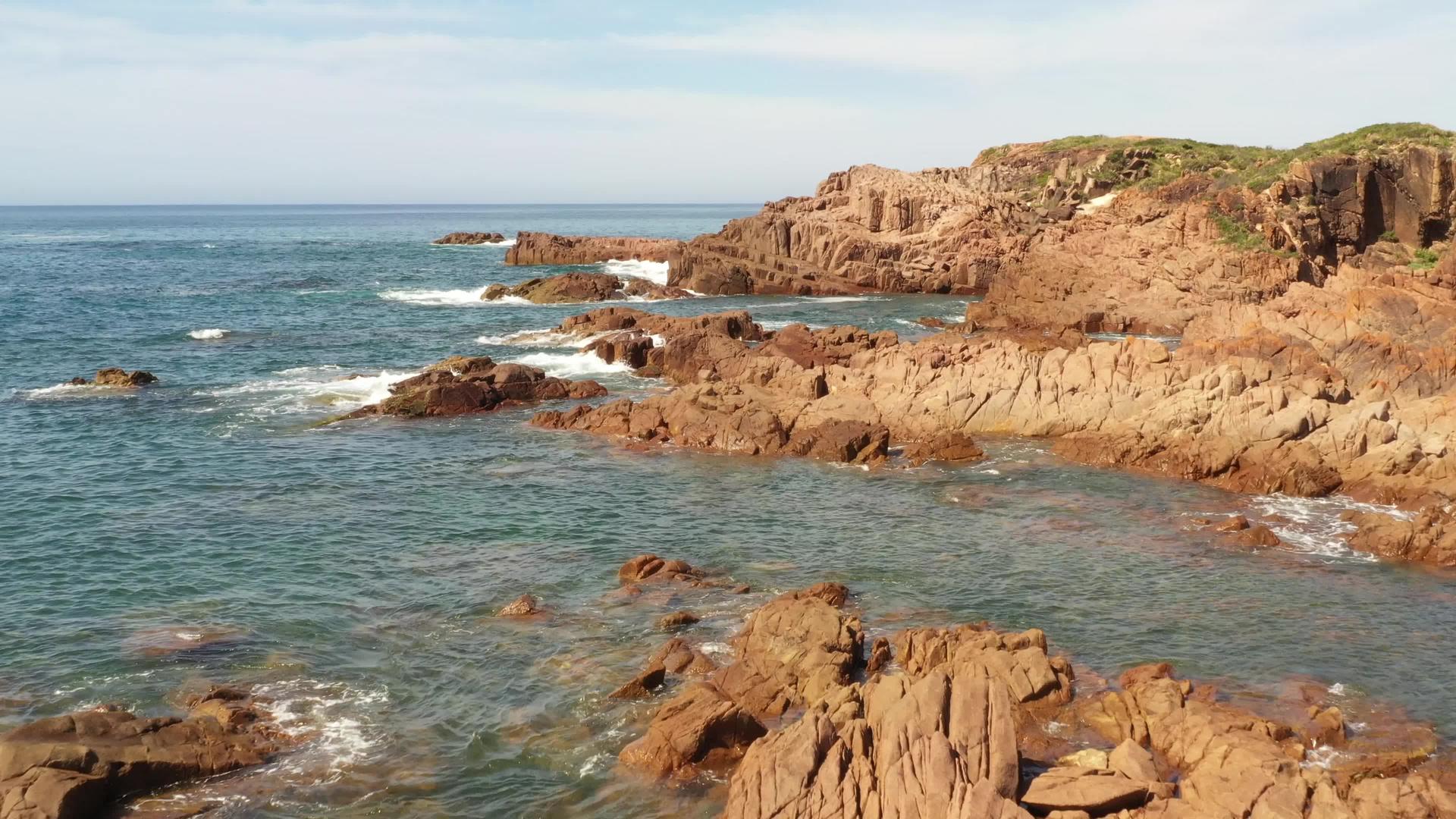 在澳洲地区Birubi点岩石和塔斯曼海的空中视频视频的预览图