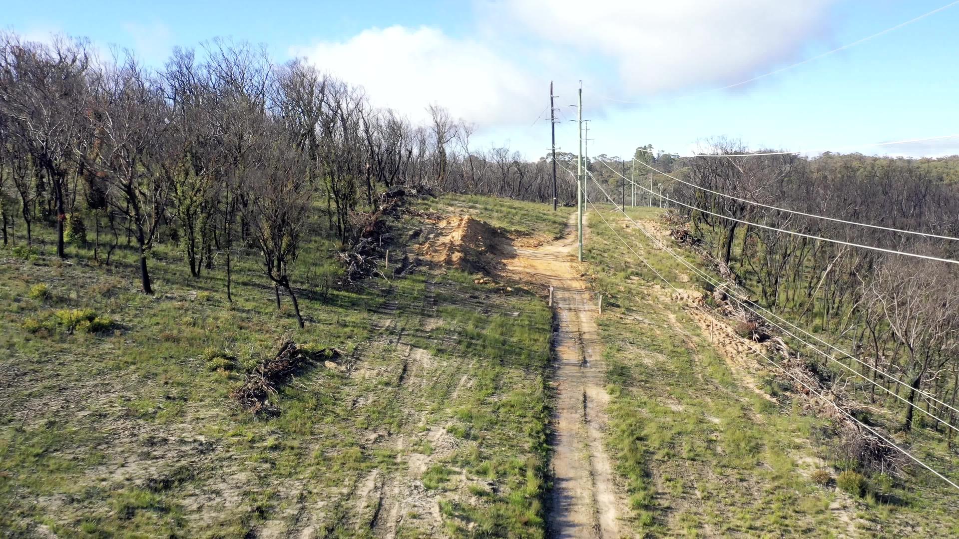 奥斯特利亚地区的泥土轨道和电话杆空中飞行视频视频的预览图