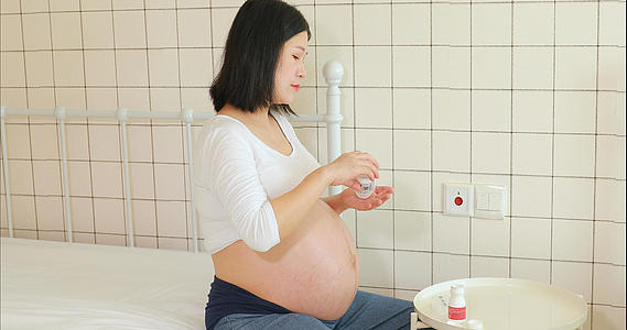 双胞胎准妈妈孕晚期补充维生素视频的预览图