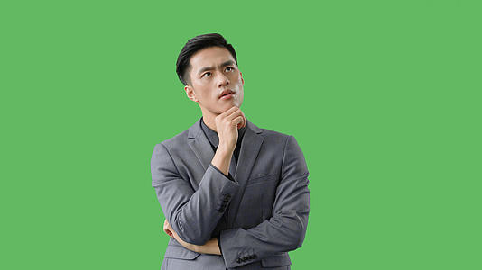 4k绿幕合成抠像商务男性思考形象视频的预览图