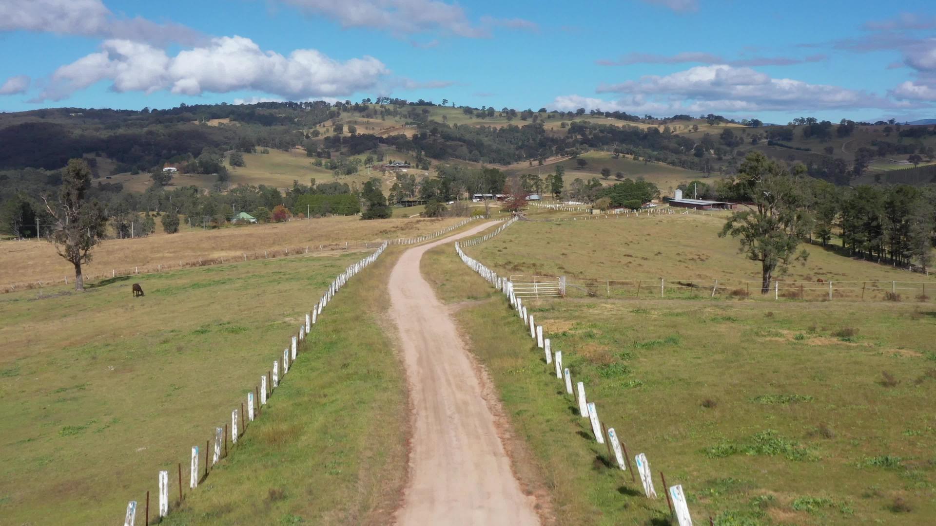 Australia一条带有白色围栏的泥土道路视频的预览图
