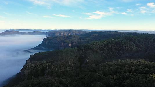 无人机喷雾发生在澳大利亚蓝色山峰的巨长谷视频的预览图