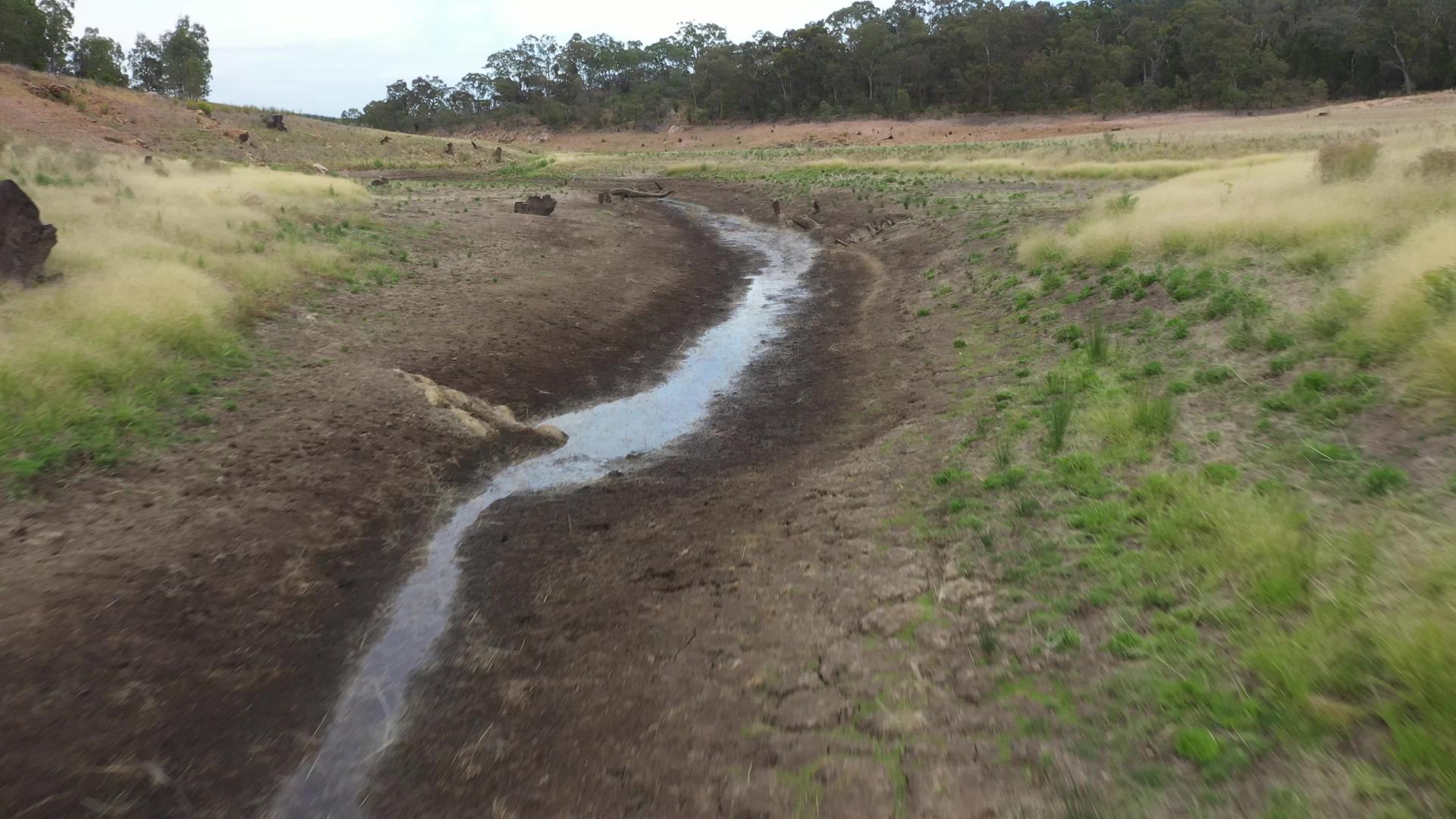 奥斯特利亚一条受干旱影响的小溪的空中视频视频的预览图