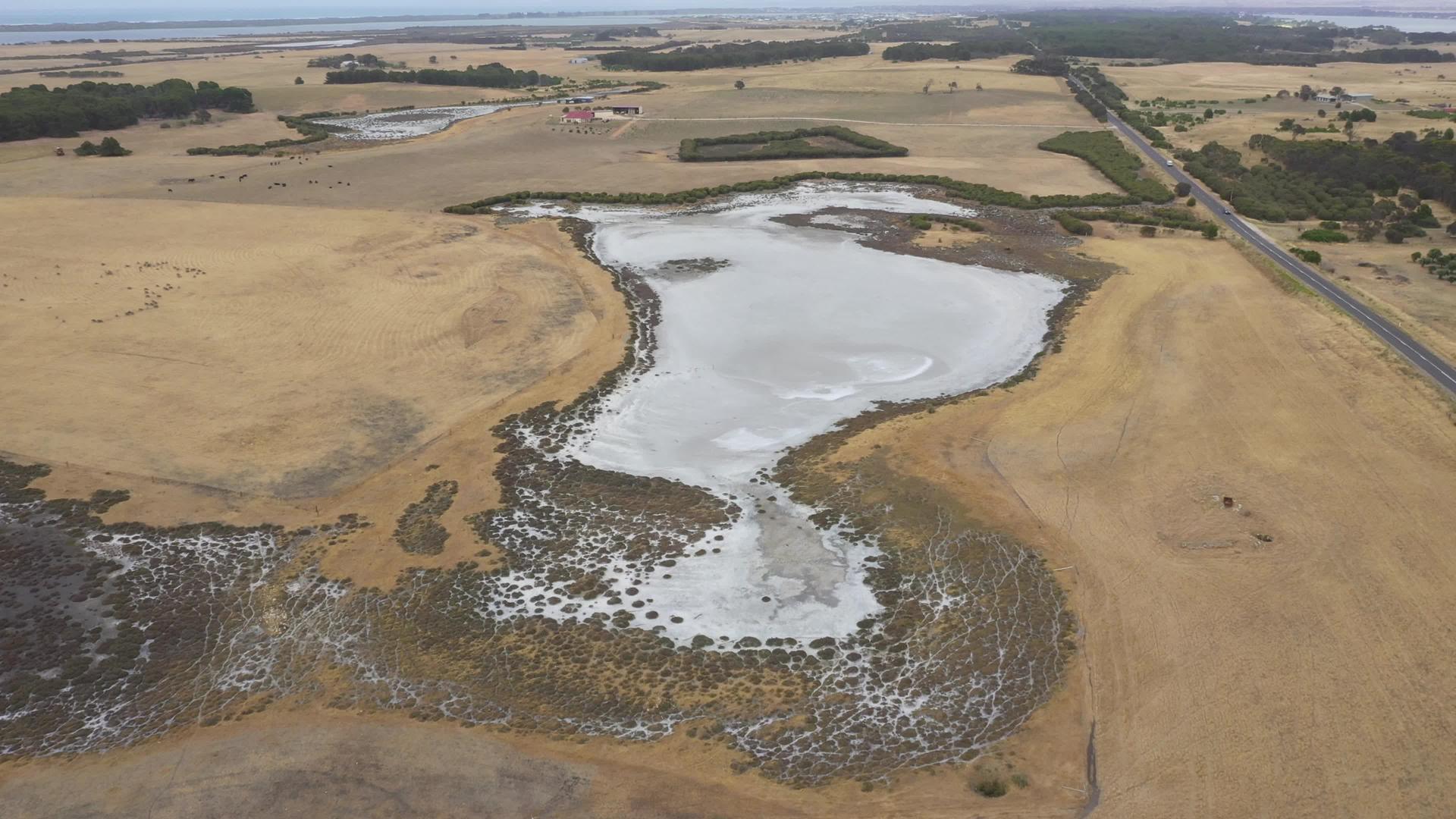 Australia受干旱影响的地区灌溉大坝的空中图片视频的预览图