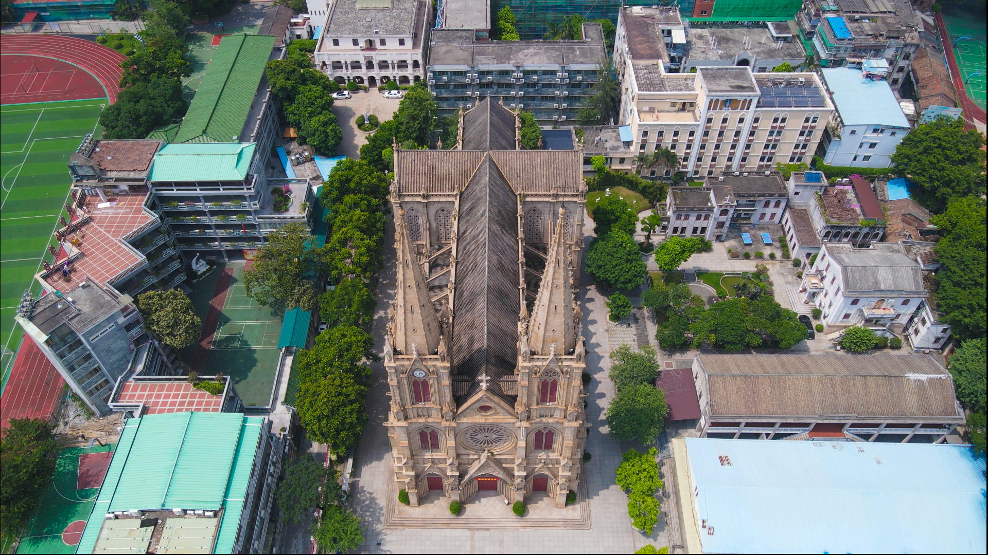 4k高清航拍广州著名旅游景点石圣心大教堂视频的预览图