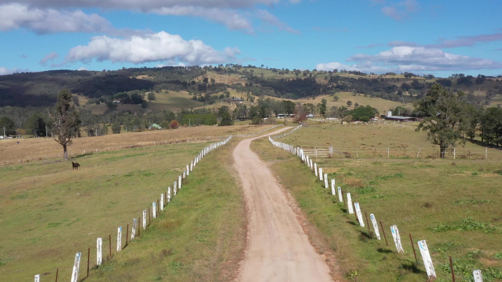 奥斯特利亚地区土壤道路和农田的空中飞行视频视频的预览图