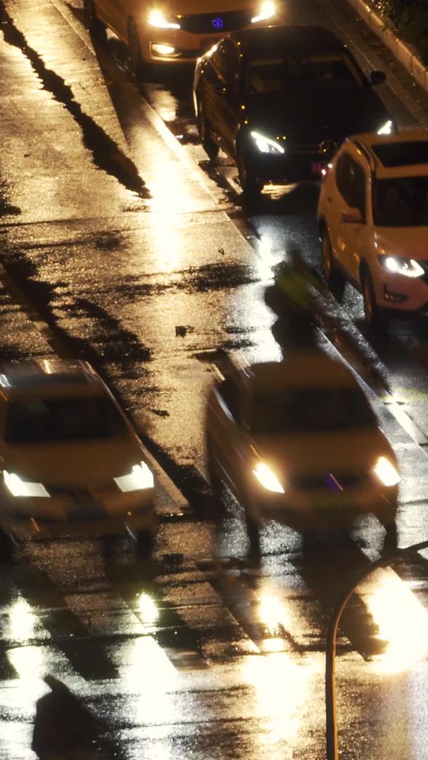 城市暴雨天气道路交通夜景汽车流量材料视频的预览图