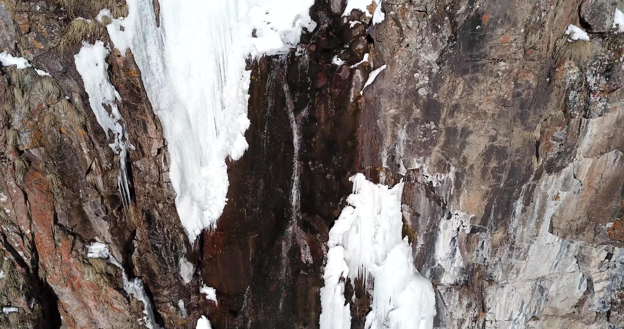 冰冻的雪山瀑布视频的预览图