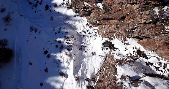 冰冻的雪山瀑布视频的预览图