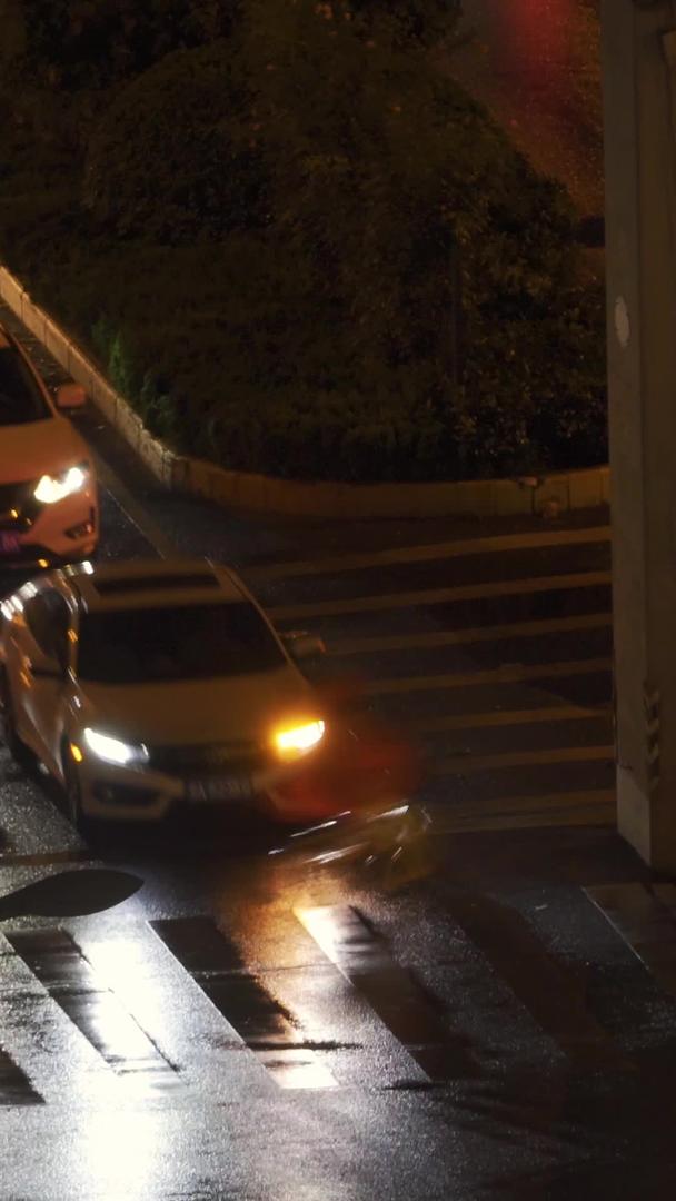 城市暴雨天气道路交通夜景汽车流量材料视频的预览图