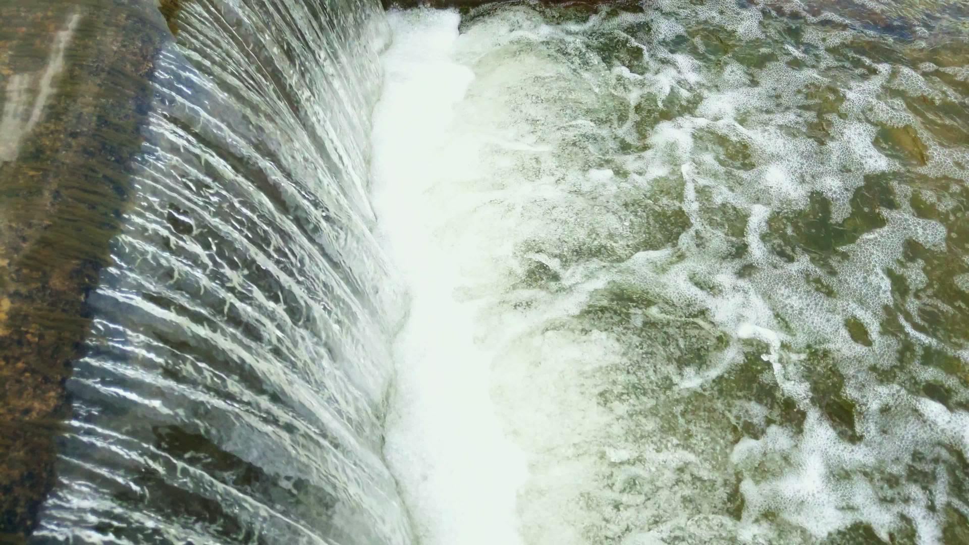 水流迅速下降小城市喷泉瀑布视频的预览图