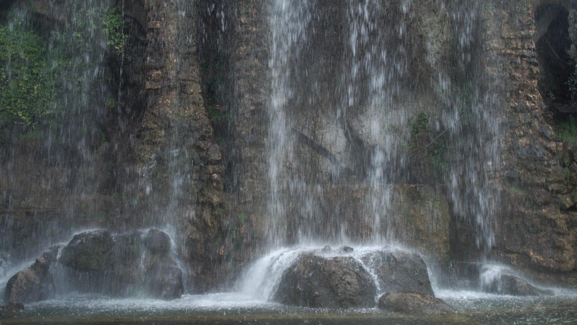 高山瀑布令人震惊视频的预览图