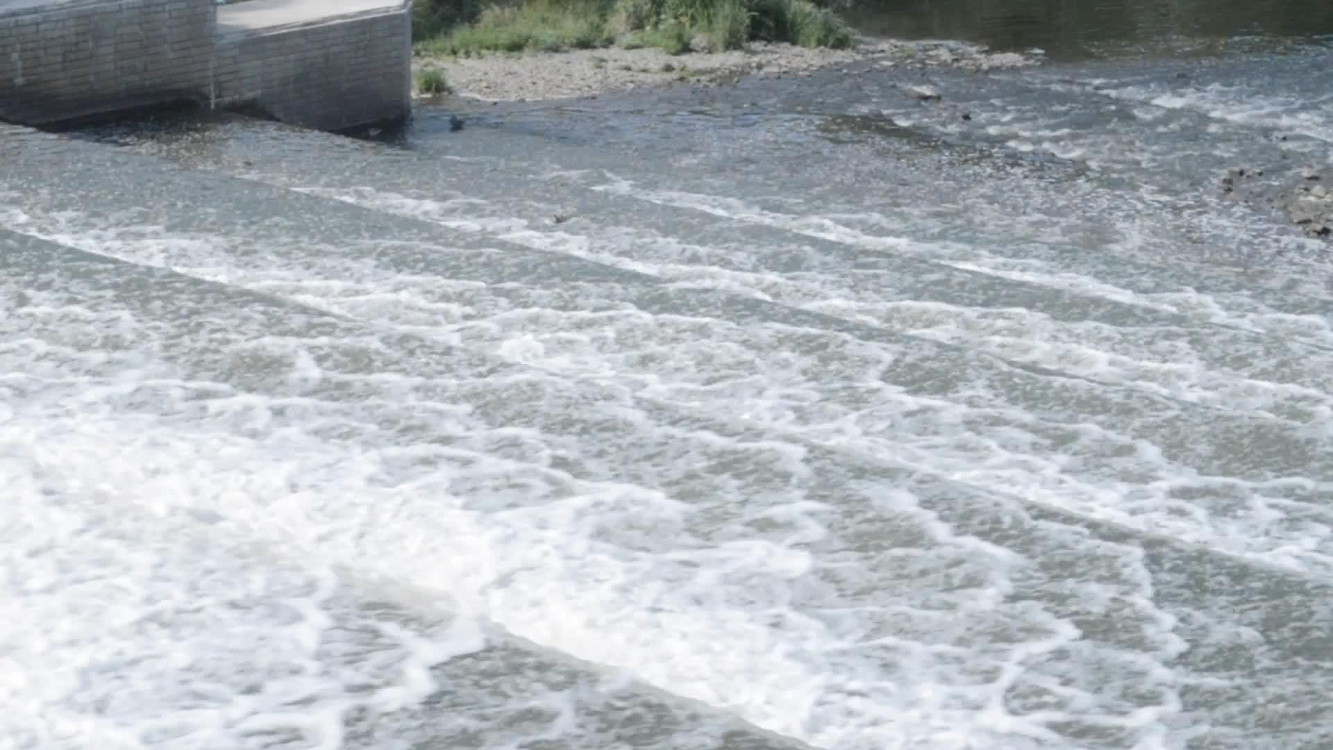 水从河坝流出视频的预览图