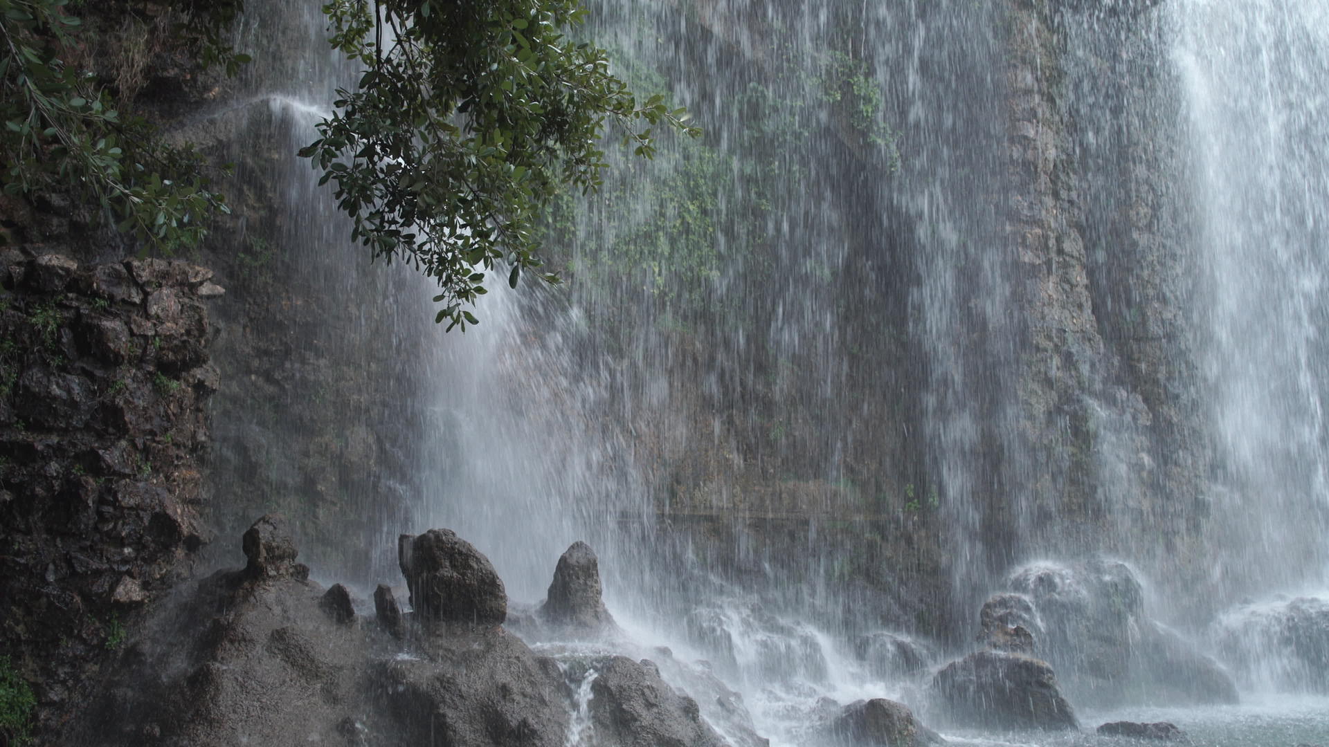 山中惊人的强大瀑布视频的预览图