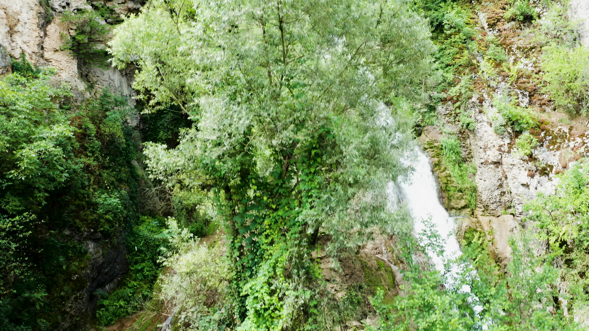 山上美丽的瀑布无人机镜头在山上升起美丽的瀑布在山上升起视频的预览图