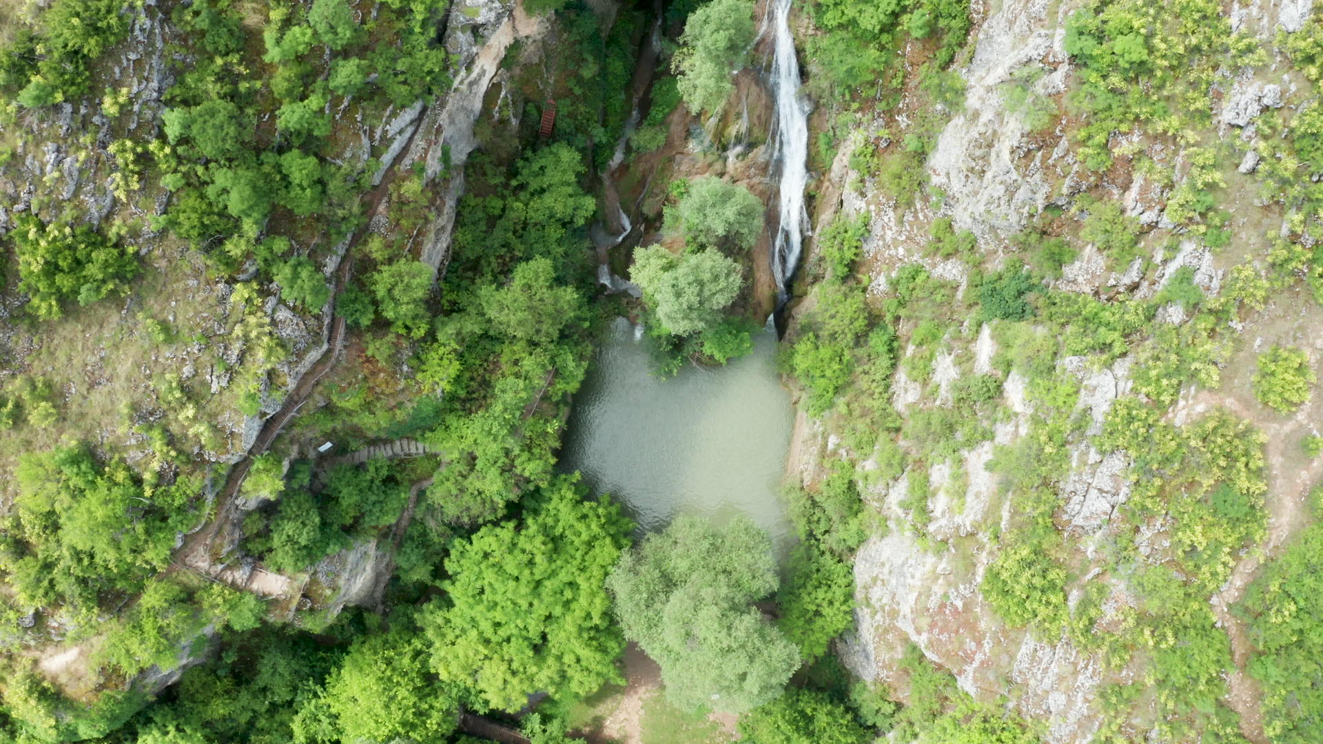 山上瀑布的美景令人惊叹视频的预览图