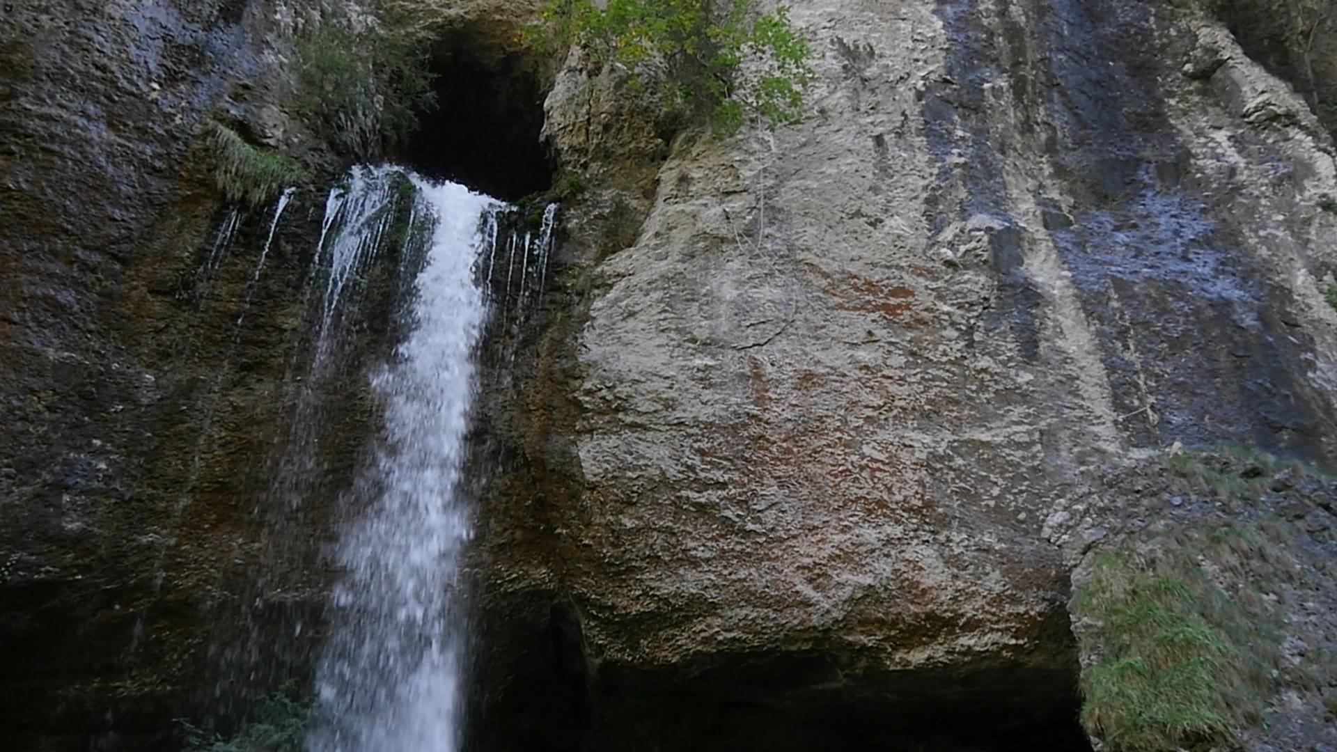 一座山和河流的瀑布在森林里视频的预览图