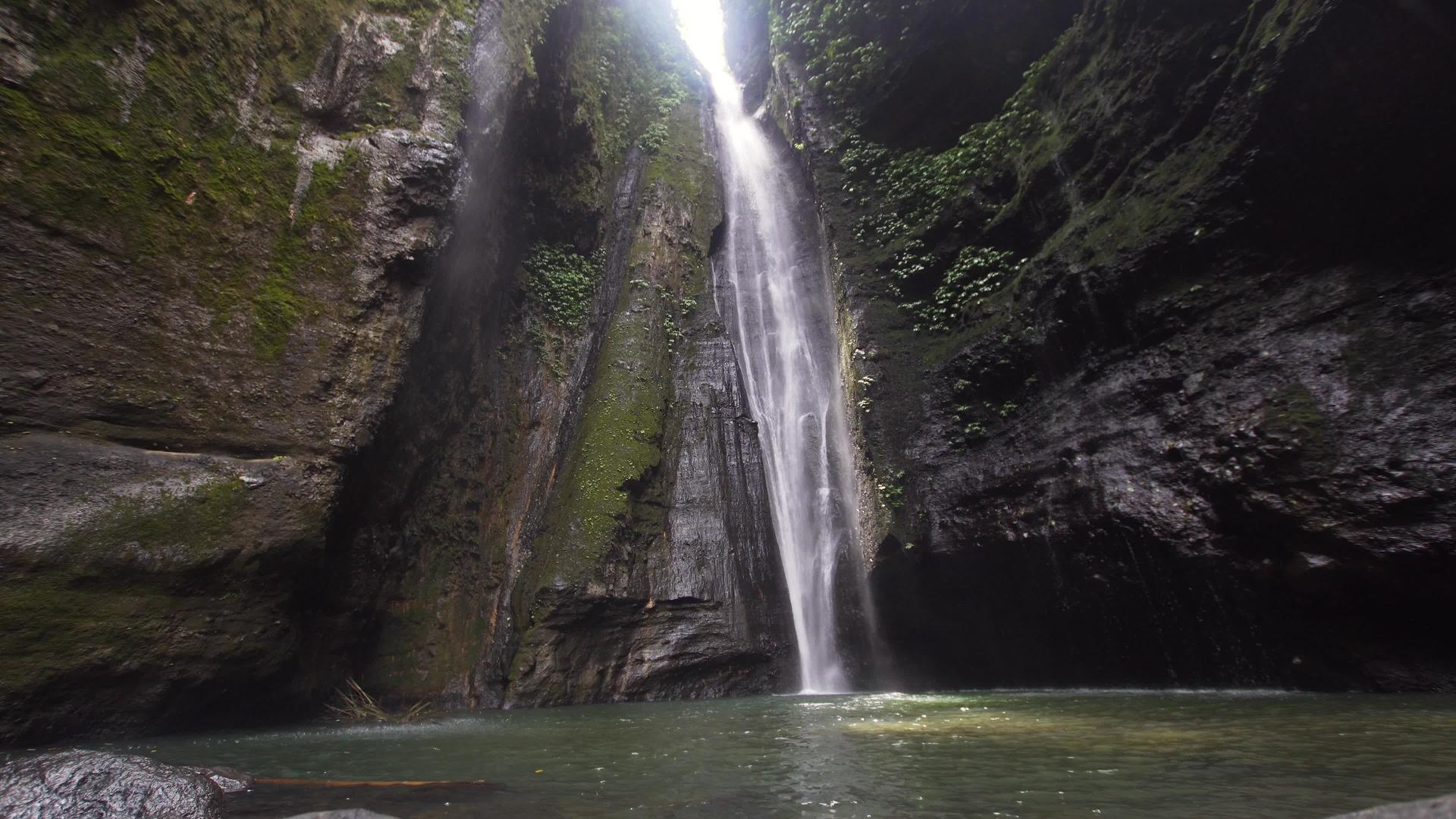 美丽的热带瀑布贝利视频的预览图