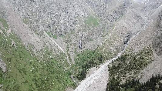 瀑布在无人驾驶飞机上看到的岩石之间的高处视频的预览图