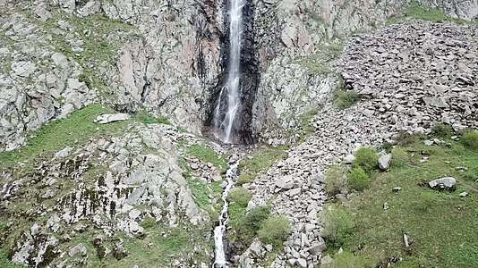 瀑布在无人驾驶飞机上看到的岩石之间的高处视频的预览图