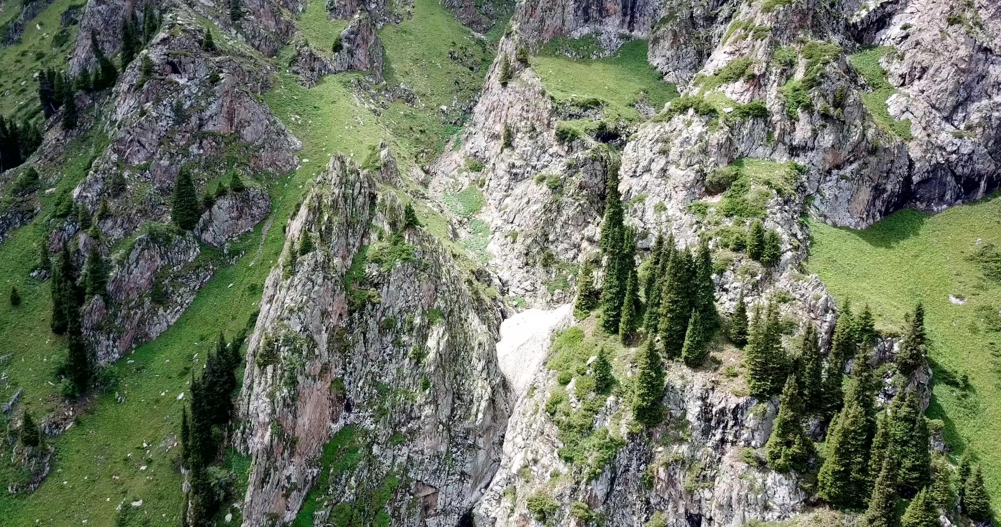 黑色瀑布在峡谷里有冰洞视频的预览图