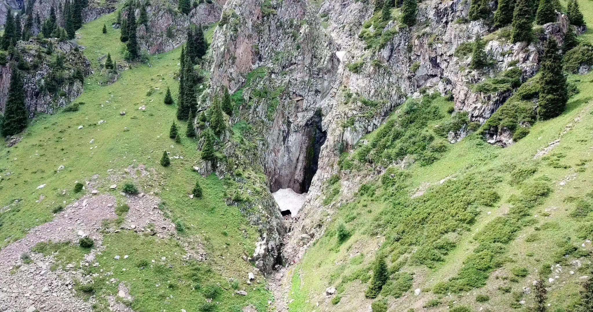 黑色瀑布在峡谷里有冰洞视频的预览图