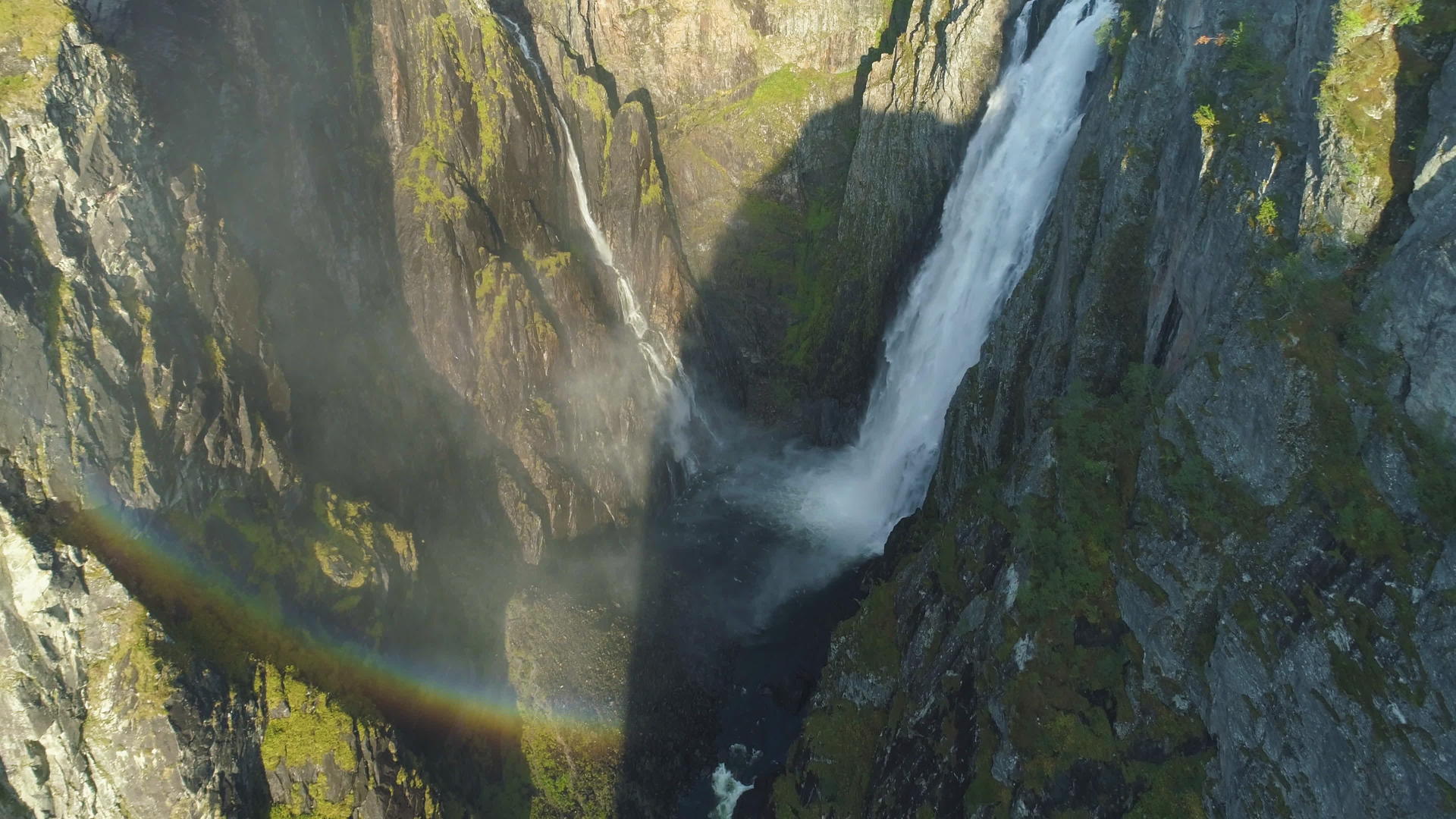 在阳光明媚的夏天华夫弗森瀑布悬崖和彩虹位于北北空中视频的预览图