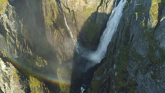 在阳光明媚的夏天华夫弗森瀑布悬崖和彩虹位于北北空中视频的预览图
