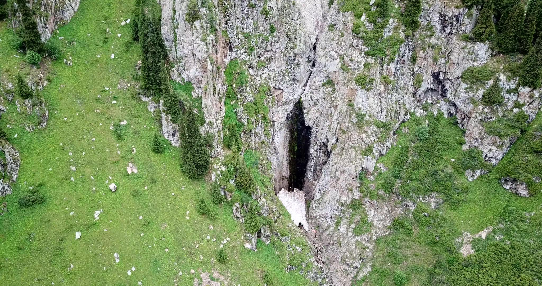 黑色瀑布在峡谷里有冰洞视频的预览图