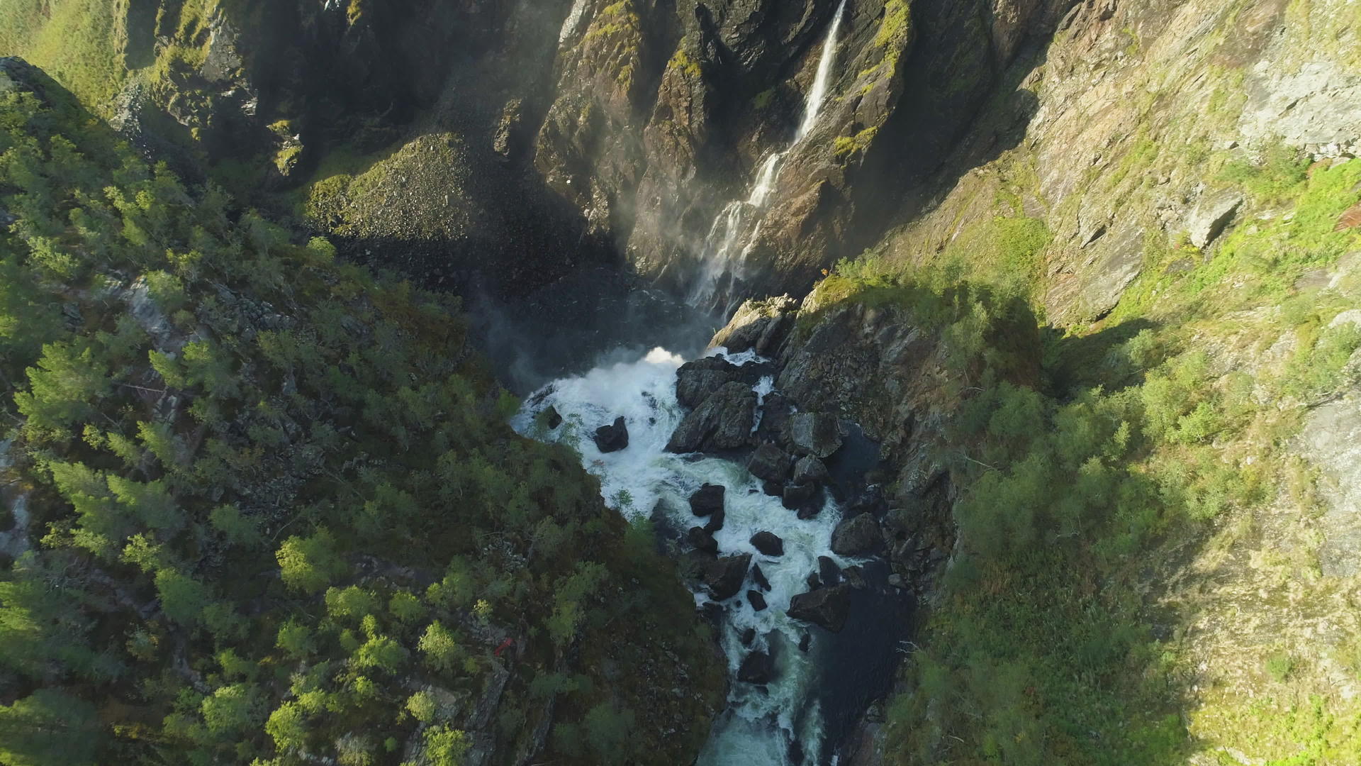 挪威在阳光明媚的夏天Voringfossen瀑布视频的预览图