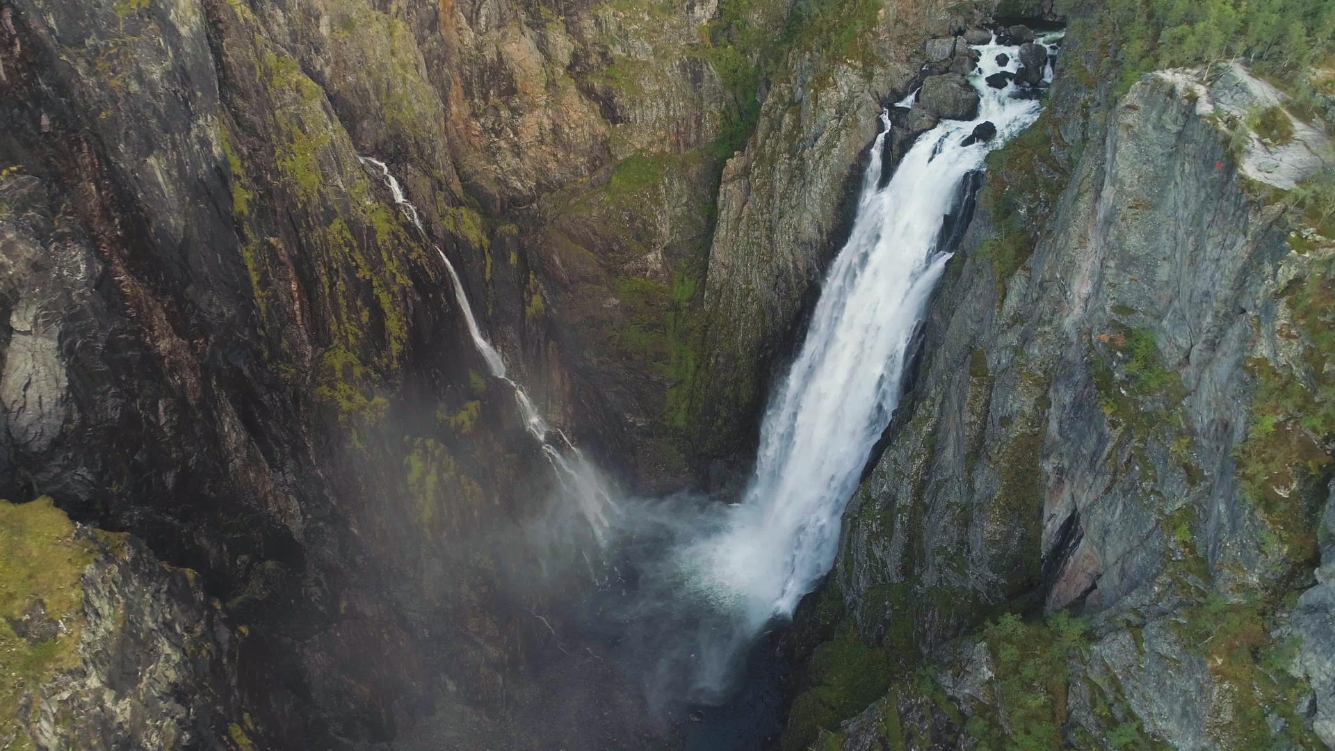 沃尔弗森瀑布和秋天垂直于自上而下地看着诺道悬崖视频的预览图