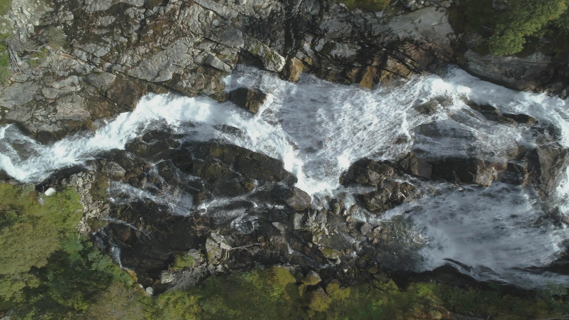 挪威的瀑布岩石和绿树在空中垂直俯视无人机在空中飞行视频的预览图