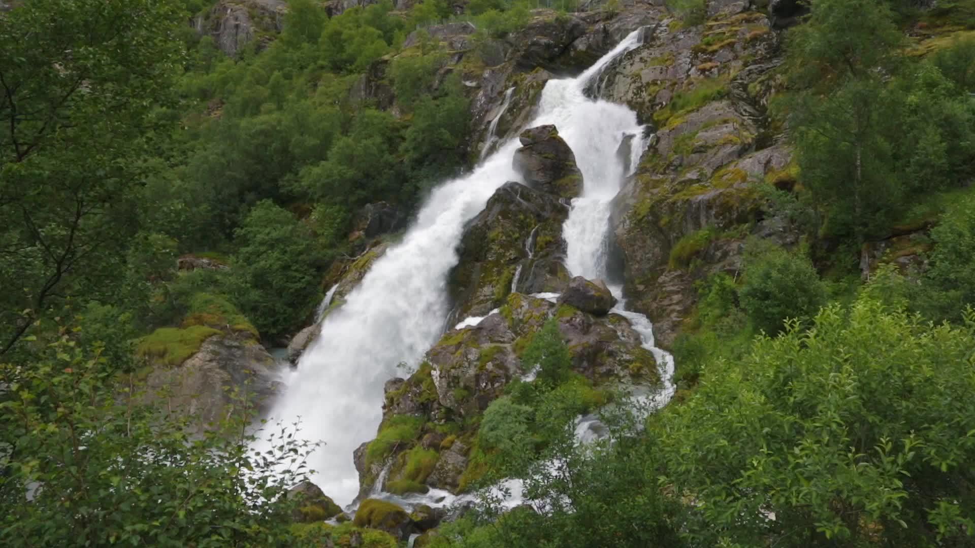 山中风景的地貌瀑布视频的预览图