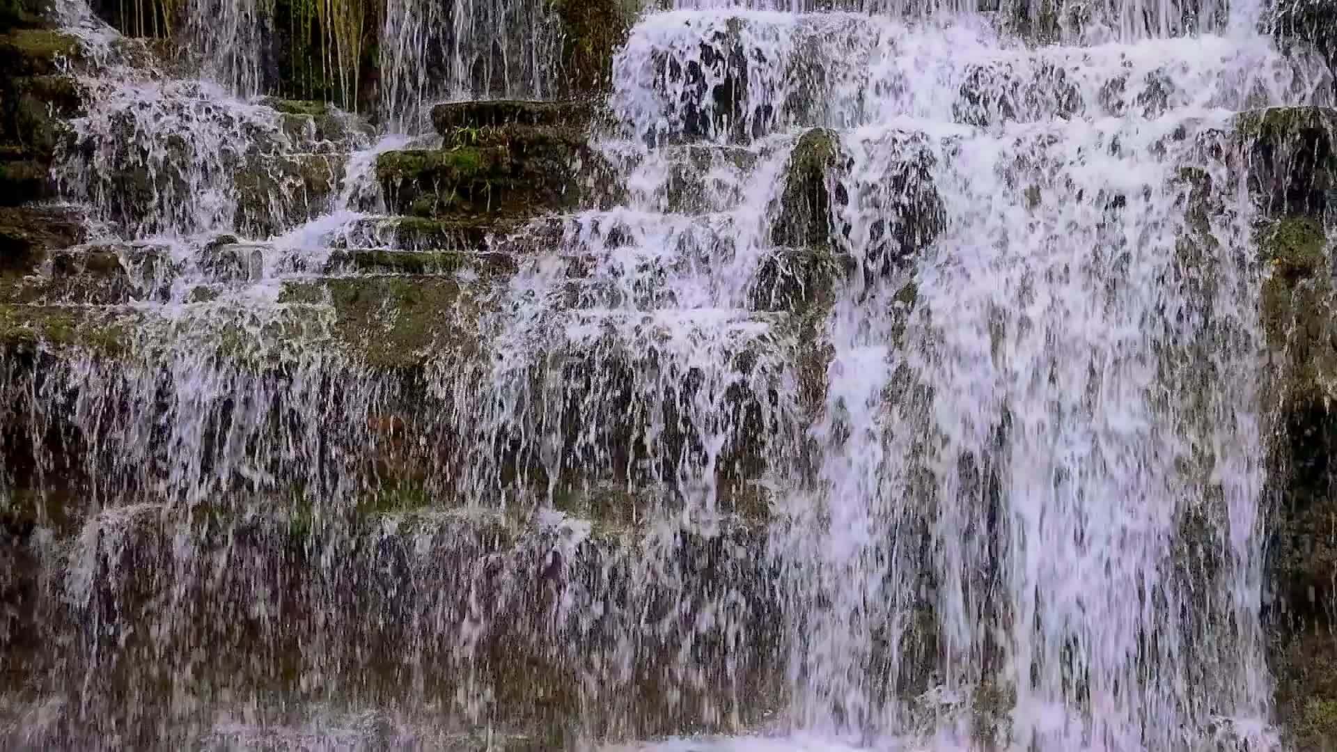 在西班牙美丽的瀑布里从加泰罗尼亚村庄的风暴中慢慢地移动视频的预览图