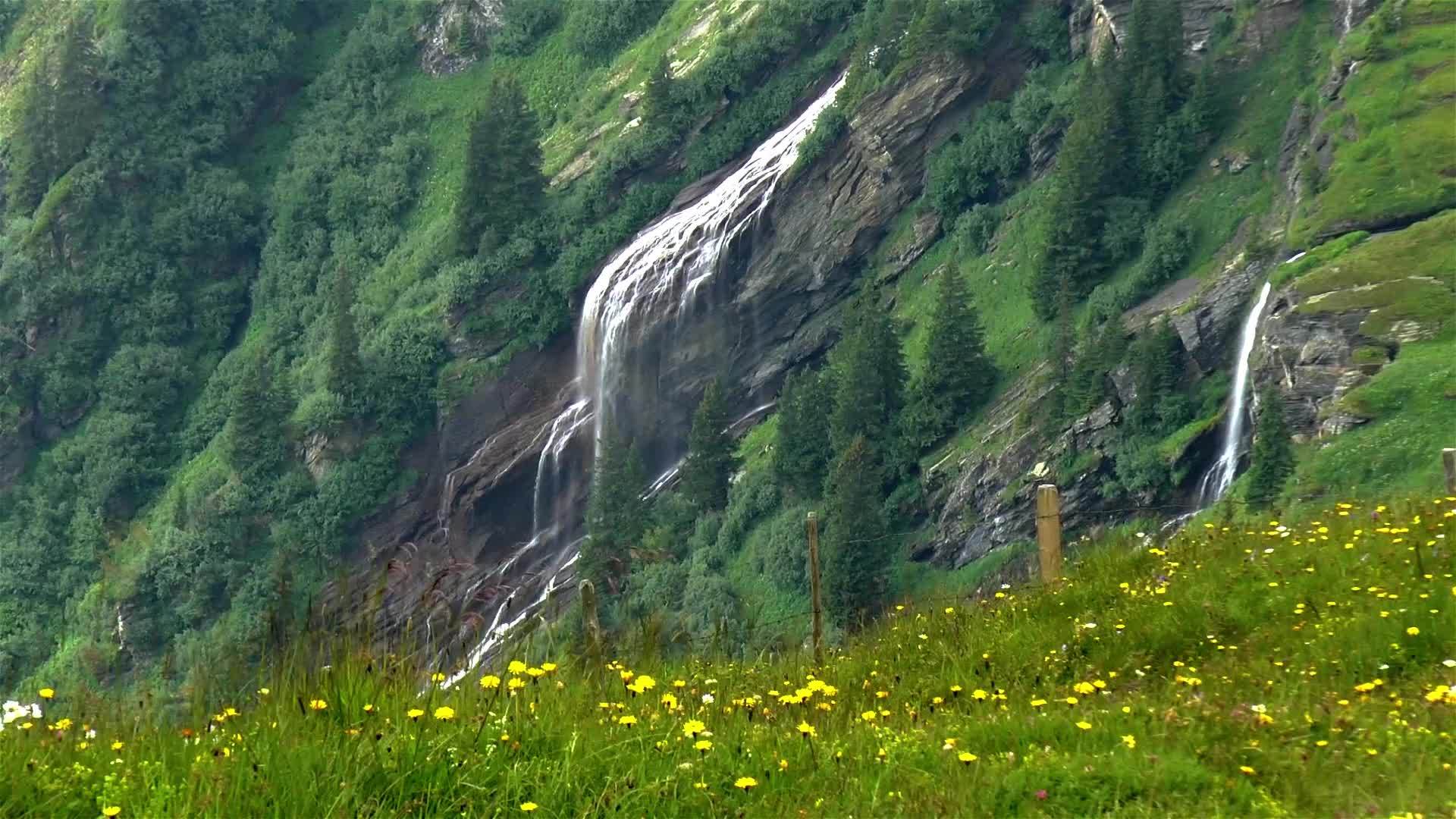 山崩的瀑布视频的预览图