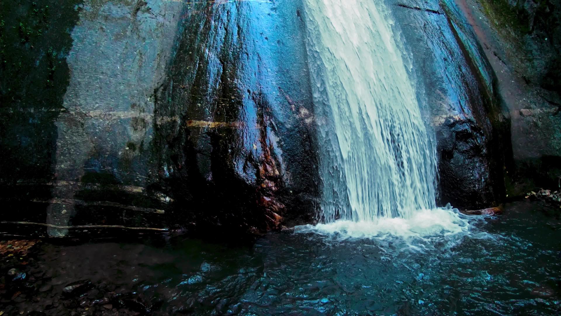 热带森林瀑布缓慢流水运动视频的预览图