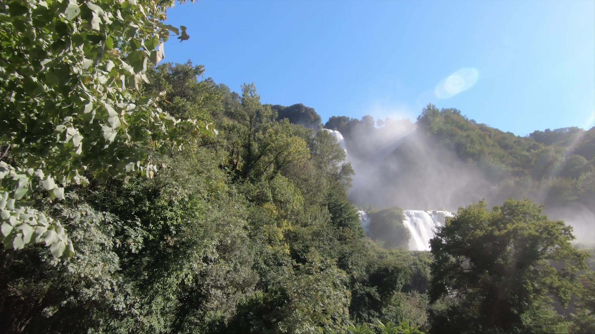 欧洲最高的瀑布在乌姆比亚umbria视频的预览图