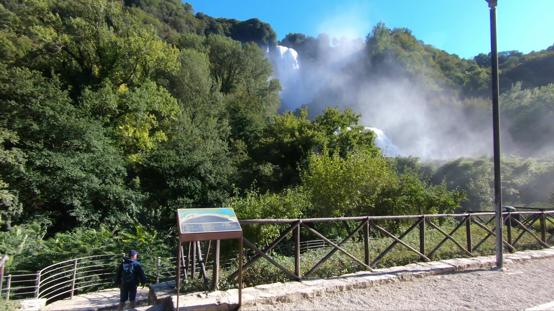 欧洲最高的瀑布在乌姆比亚umbria视频的预览图