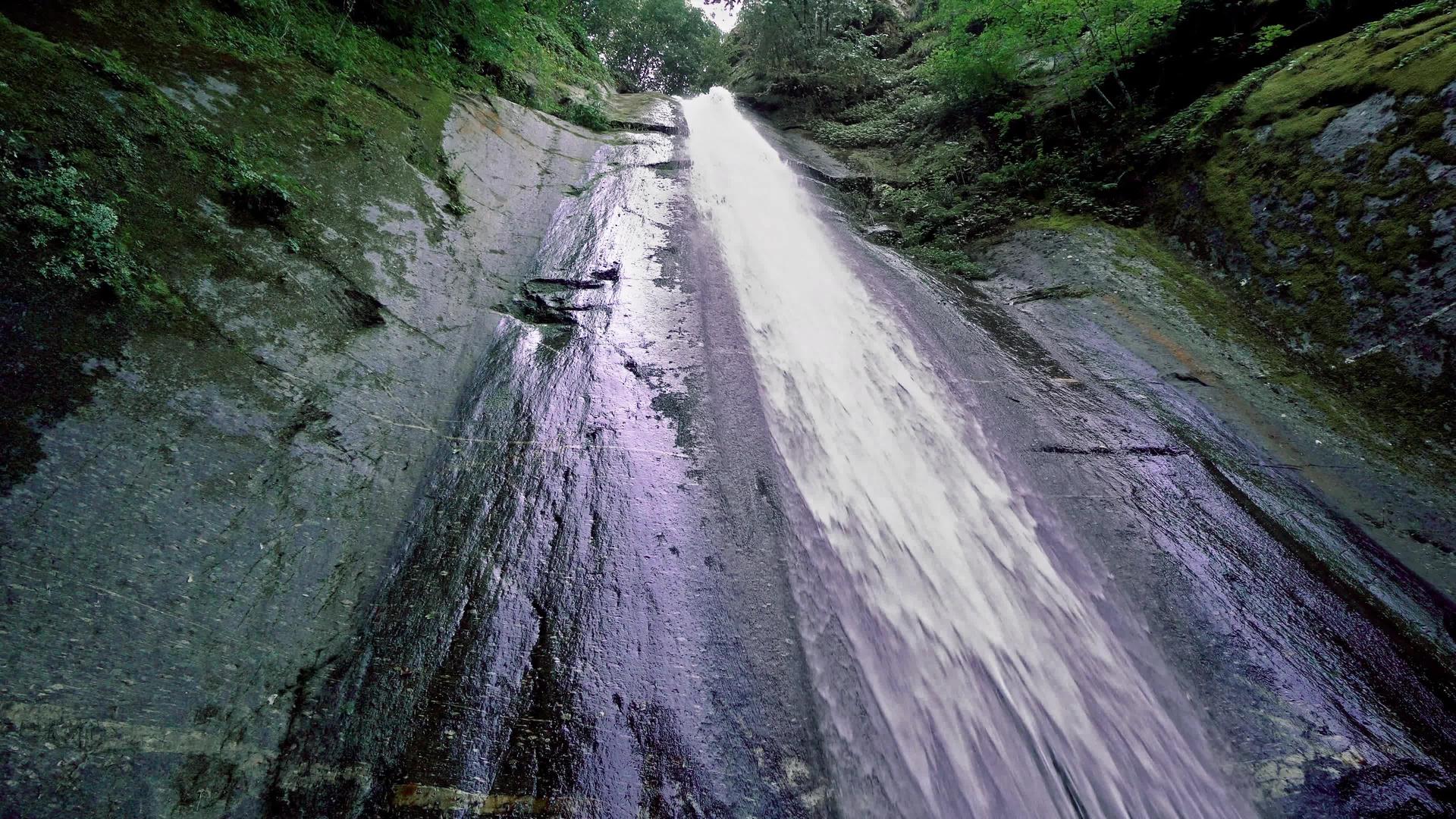 美丽的山水瀑布视频的预览图