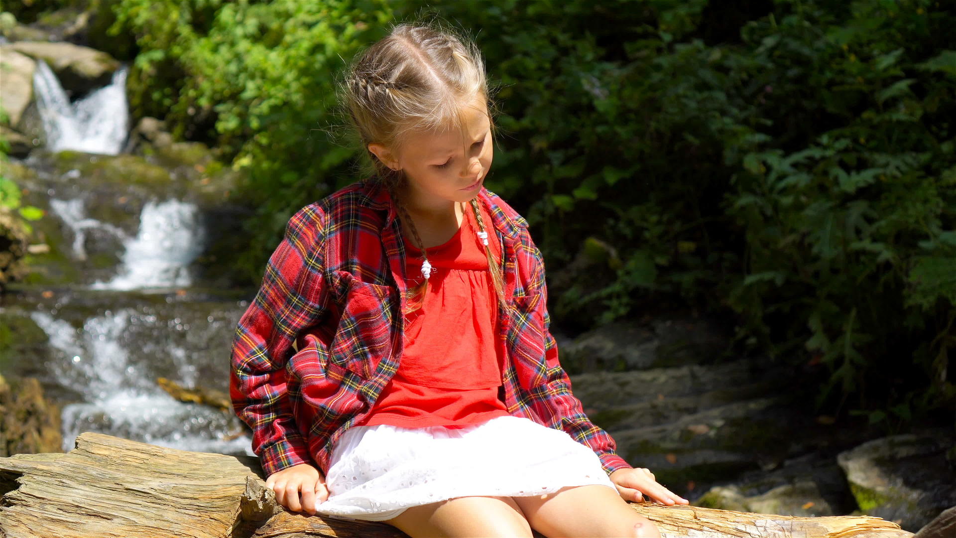 小女孩在波里纳享受瀑布的风景视频的预览图