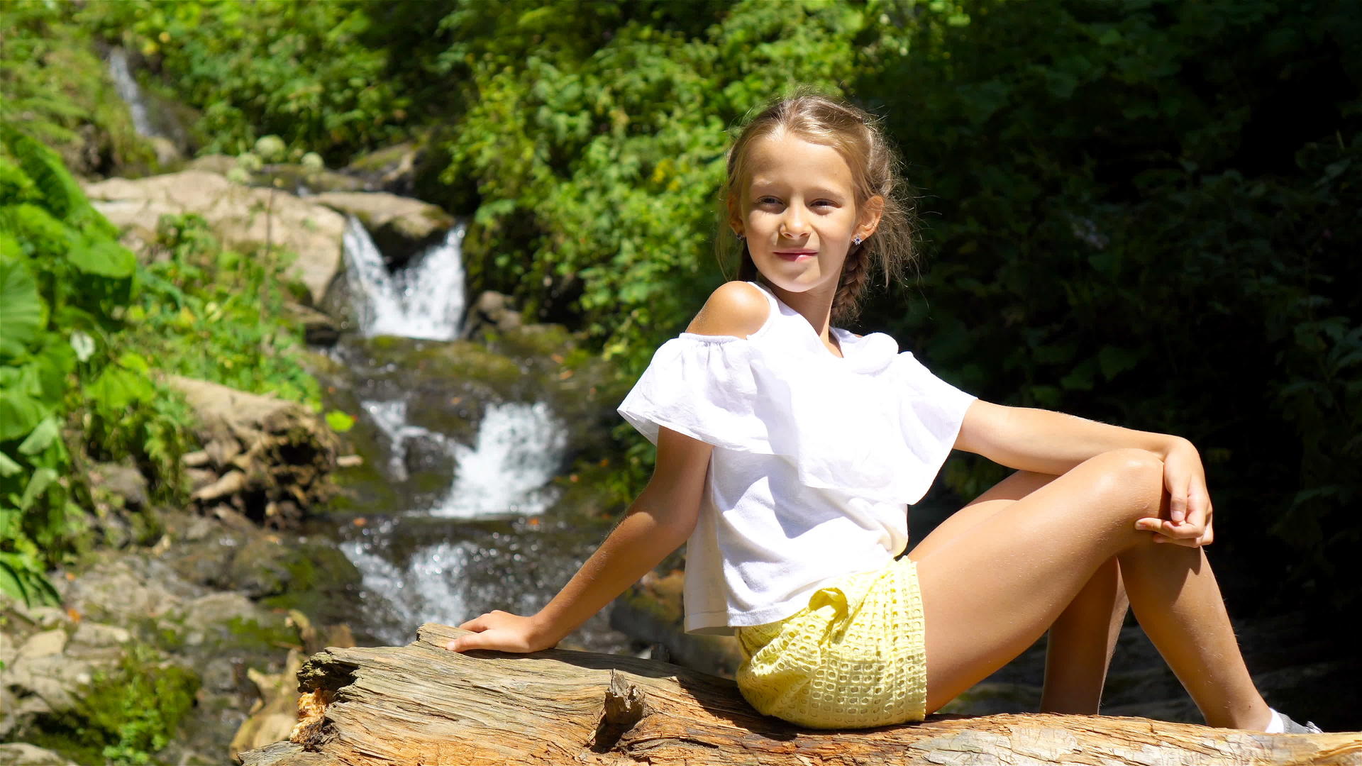 小女孩在波里纳享受瀑布的风景视频的预览图