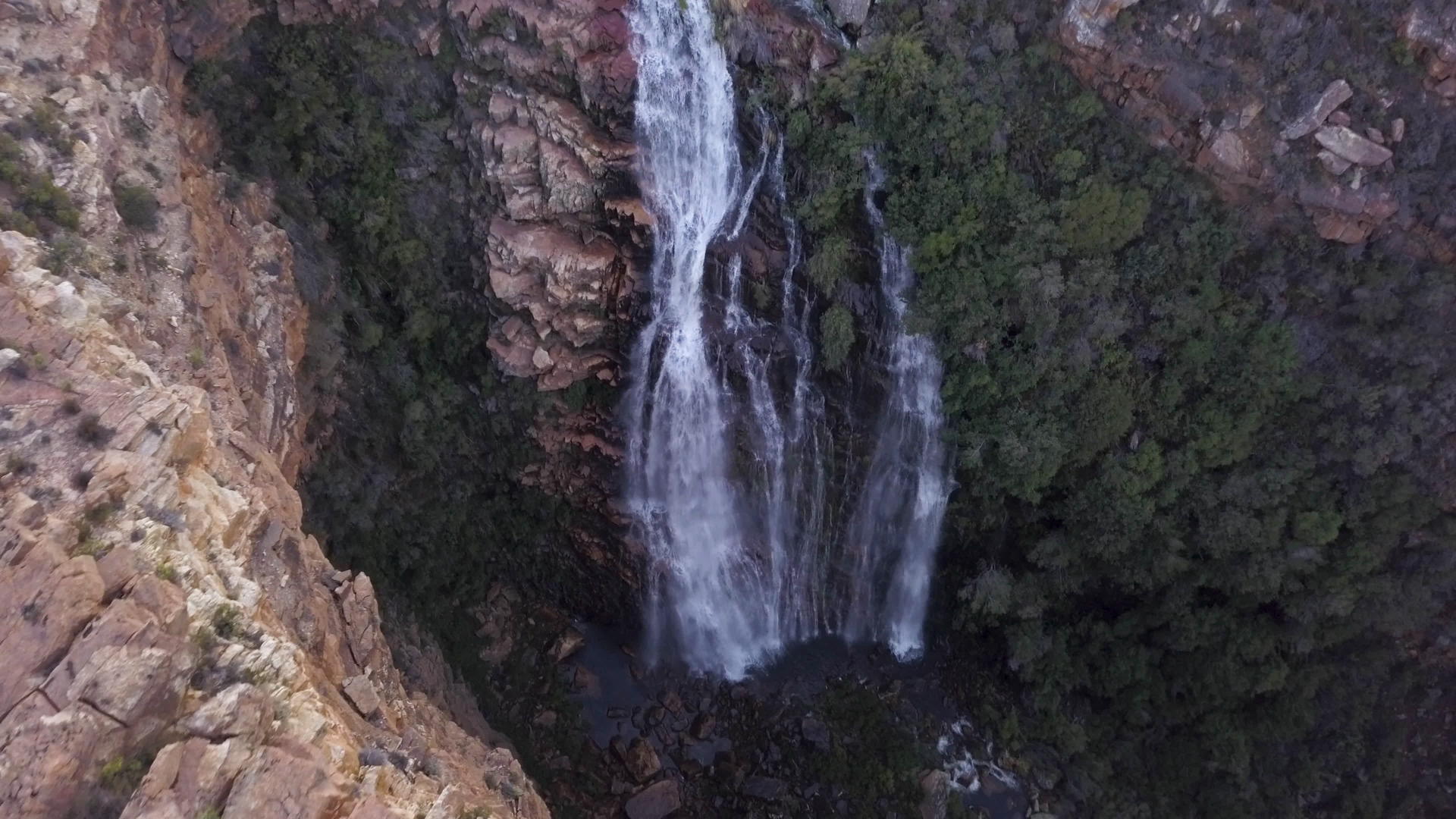 巨大的瀑布在空中飞过视频的预览图