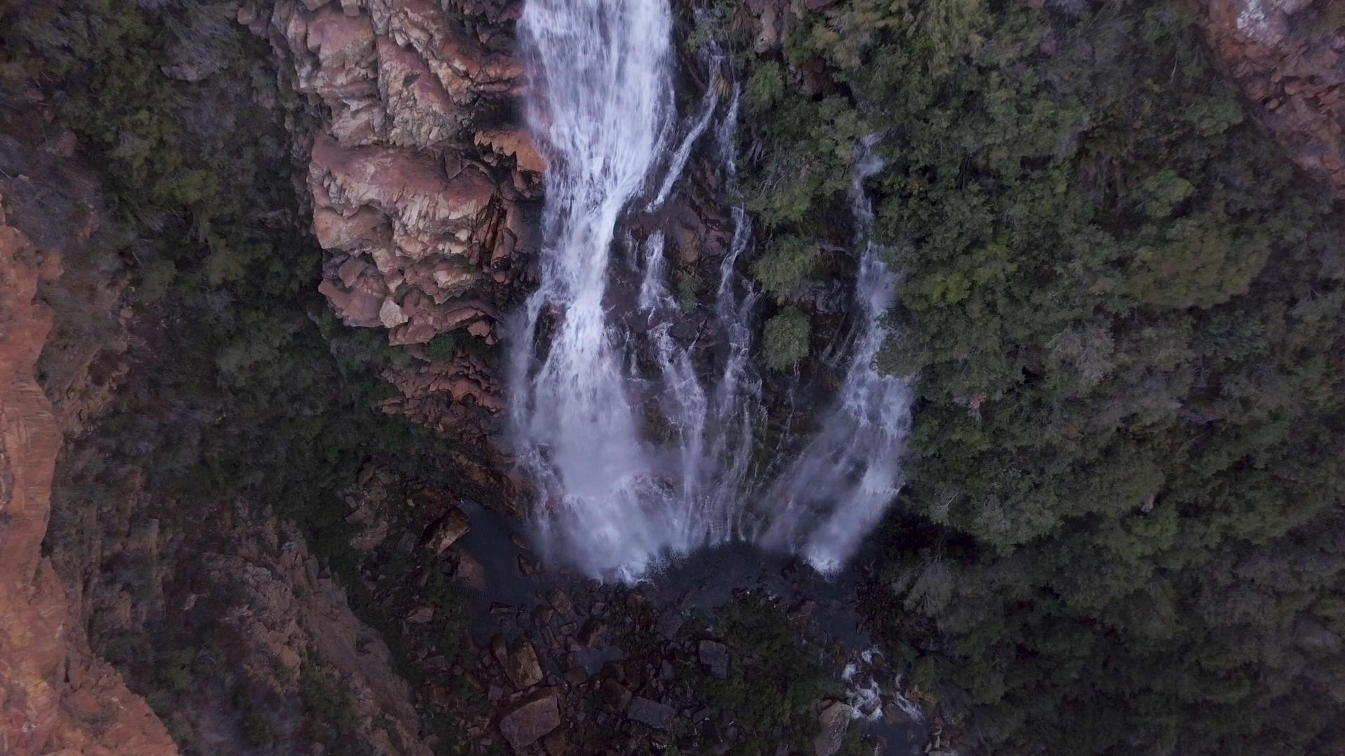 巨大的瀑布在空中飞过视频的预览图