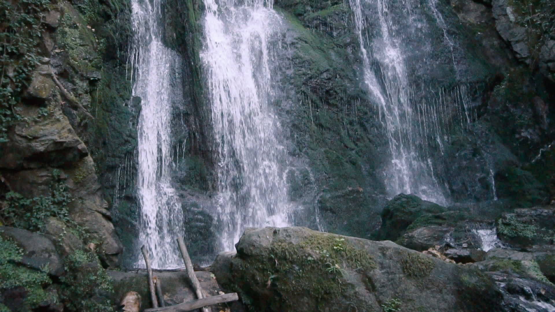 瀑布从石头上落下视频的预览图