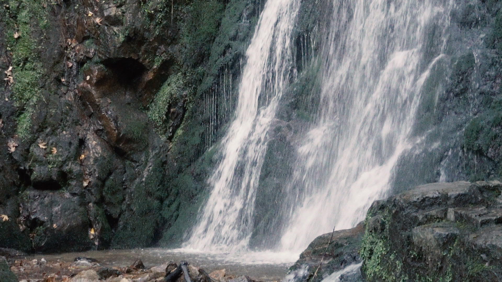 瀑布里有清水在岩石中迅速落下视频的预览图