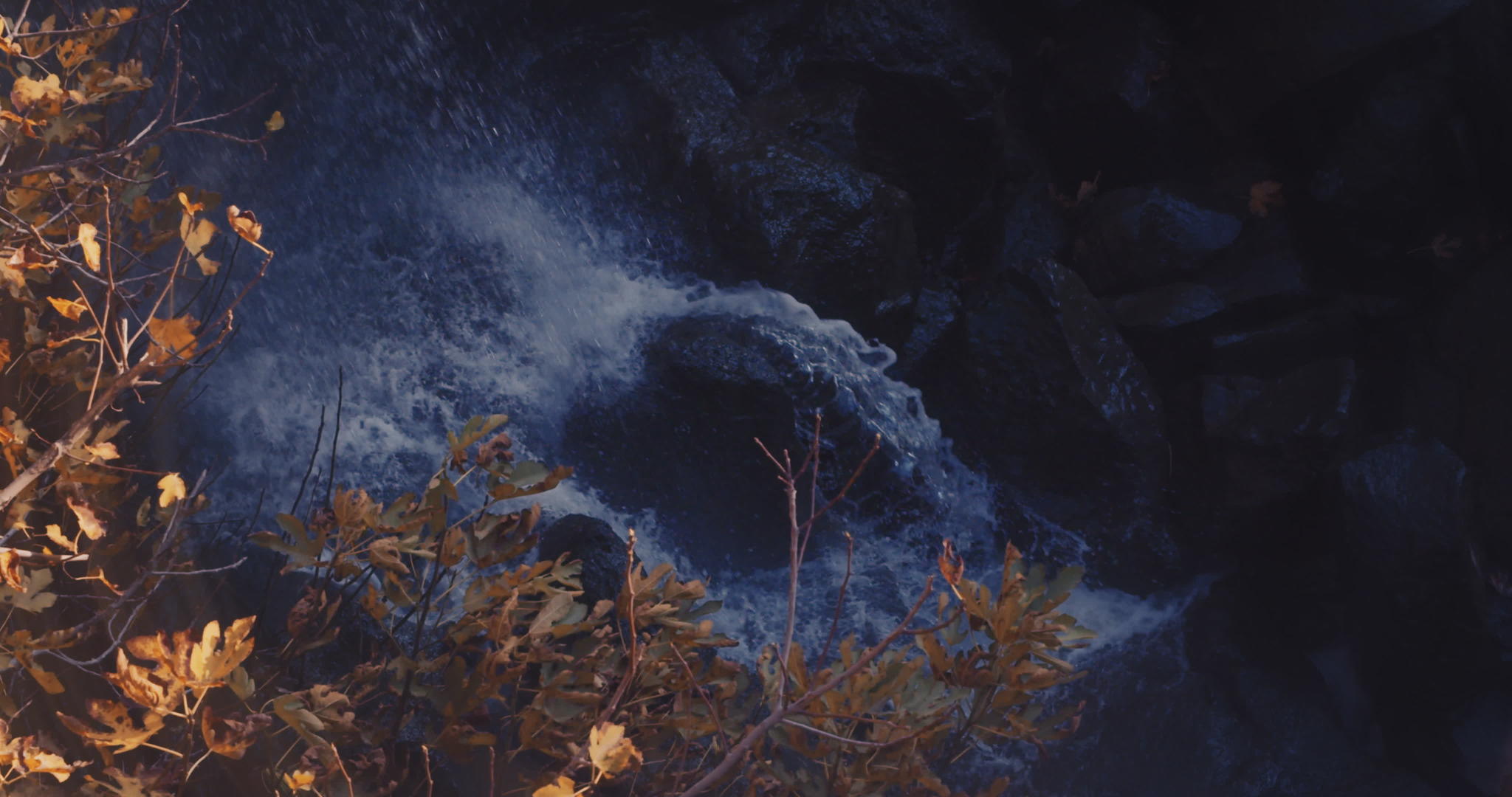 瀑布冲入河流岩石视频的预览图