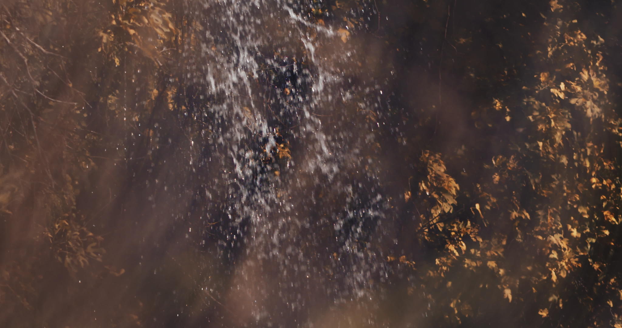 美丽的瀑布缓慢流淌视频的预览图